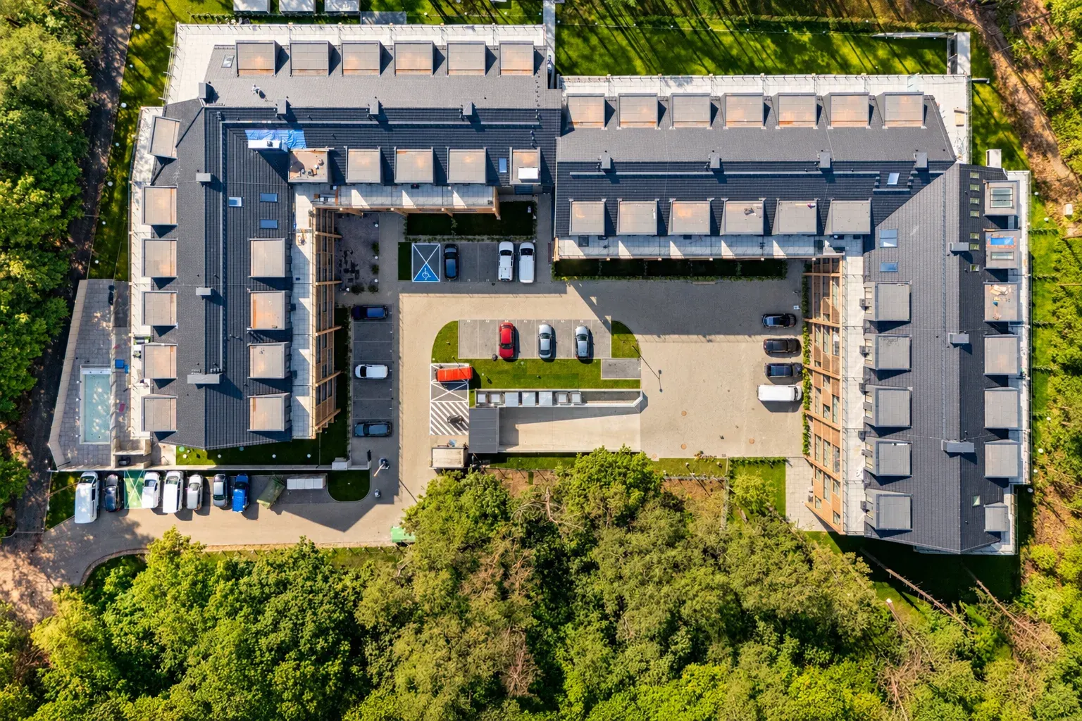 Plan resortu Sea & Forest z lotu ptaka: budynki wokół dziedzińca i basen