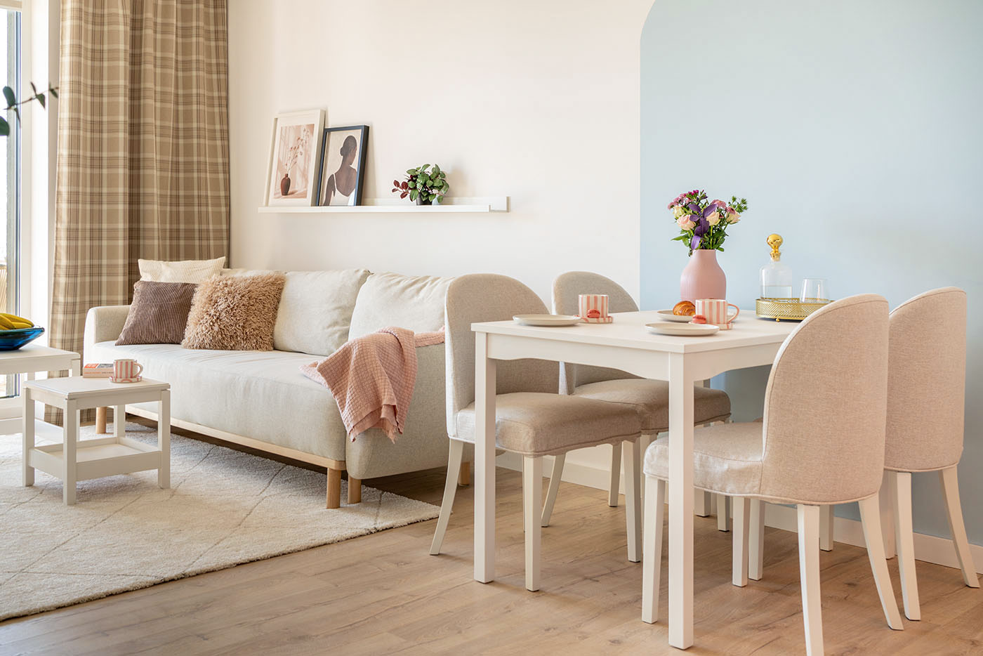 Jadalnia z różowymi krzesłami, Apartament Okopowa 7, Kołobrzeg