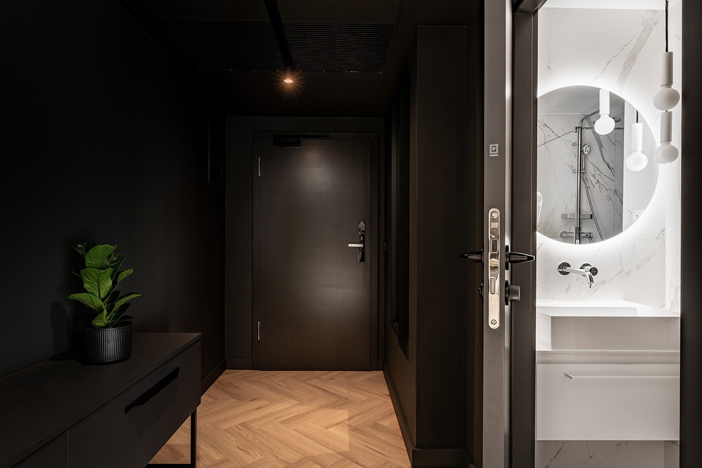 Łazienka z kabiną prysznicową i jasną zabudową, Apartamenty Rosa Style