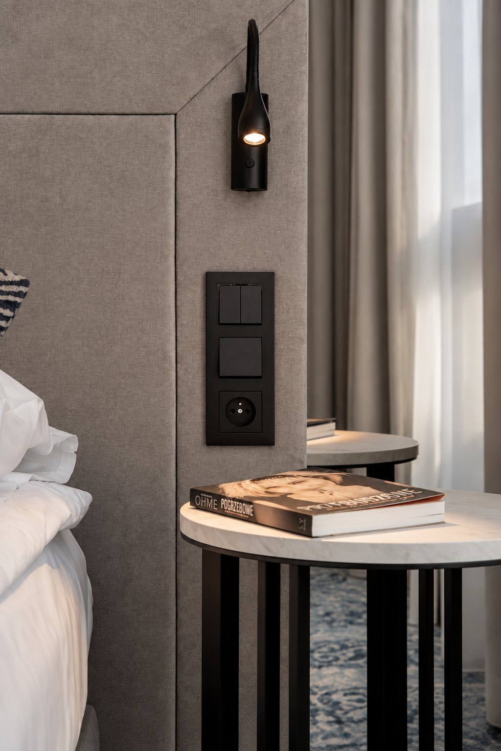 Czarny osprzęt i stolik nocny w sypialni, Apartament w Central Park Mielno