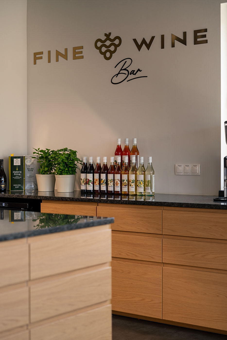 Drewniana lada z ekspozycją butelek Fine Wine, Akademia Bidfood