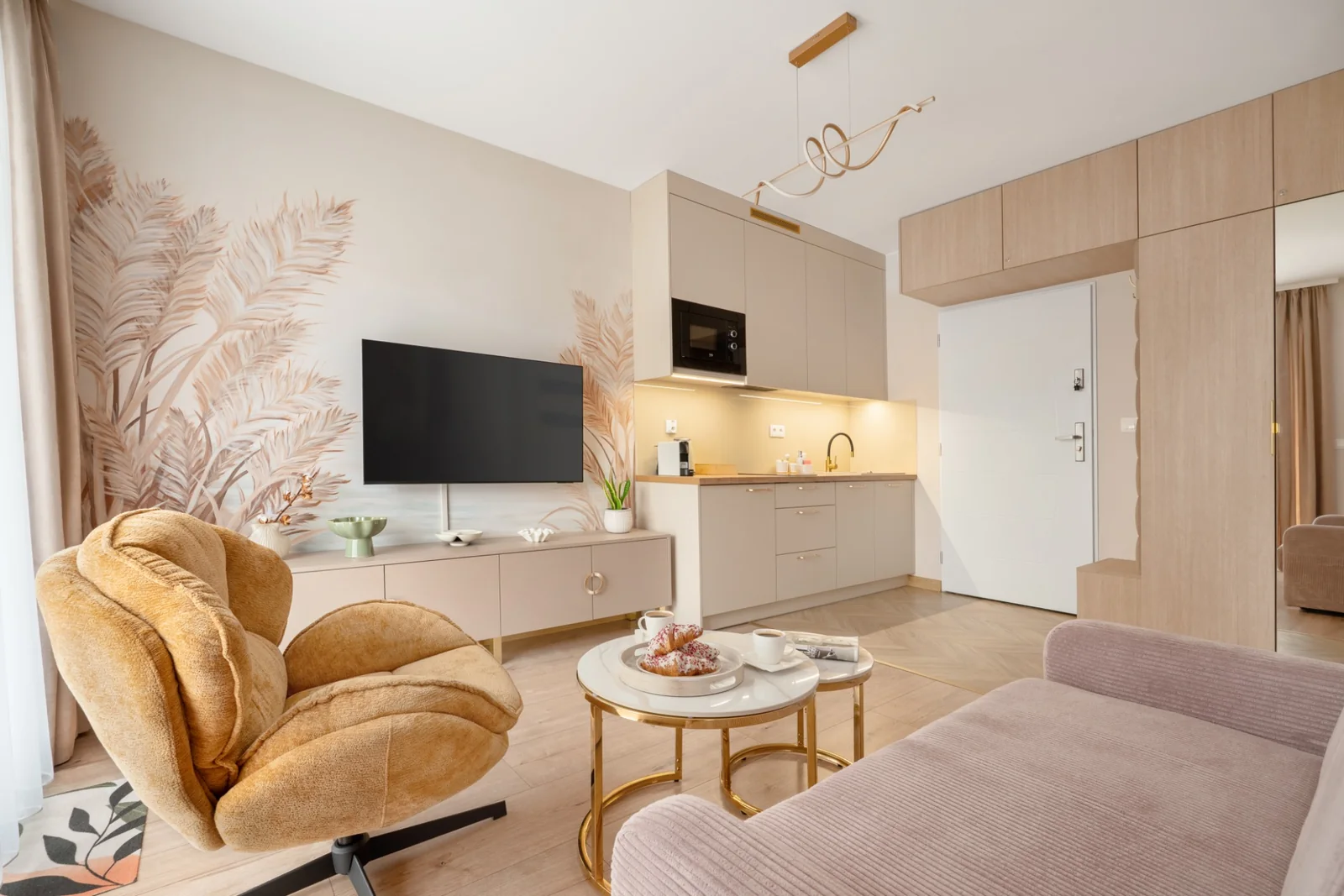 Salon i aneks kuchenny widziane od strony okna w apartamencie Klifowa 22 w Rewalu