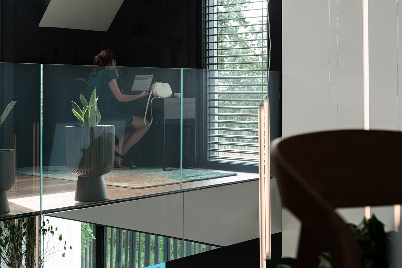 Miejsce do pracy widziane przez przeszklenie, Dom w Szczecinie, projekt Architeka Szczecin