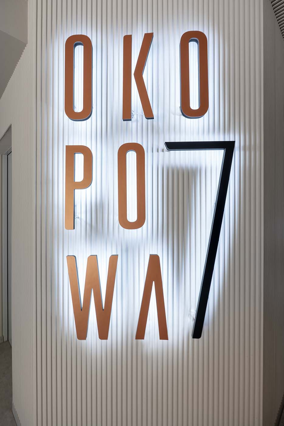 Podświetlane logo inwestycji Okopowa 7, Apartament Okopowa 7, Kołobrzeg