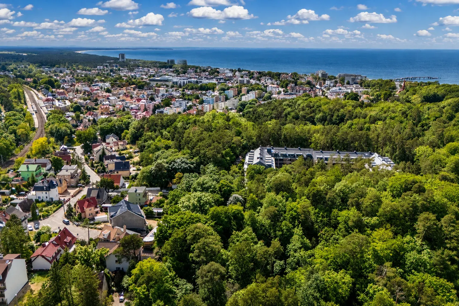 Widok z drona na Międzyzdroje, las i resort Sea & Forest z linią brzegu morza