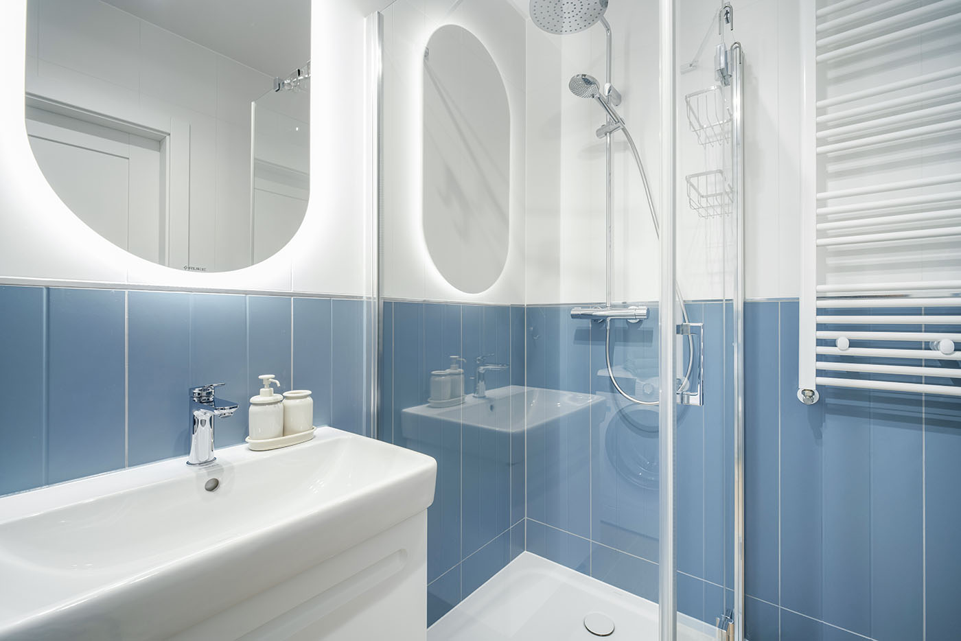 Łazienka z podświetlanym lustrem, Apartament Okopowa 7, Kołobrzeg