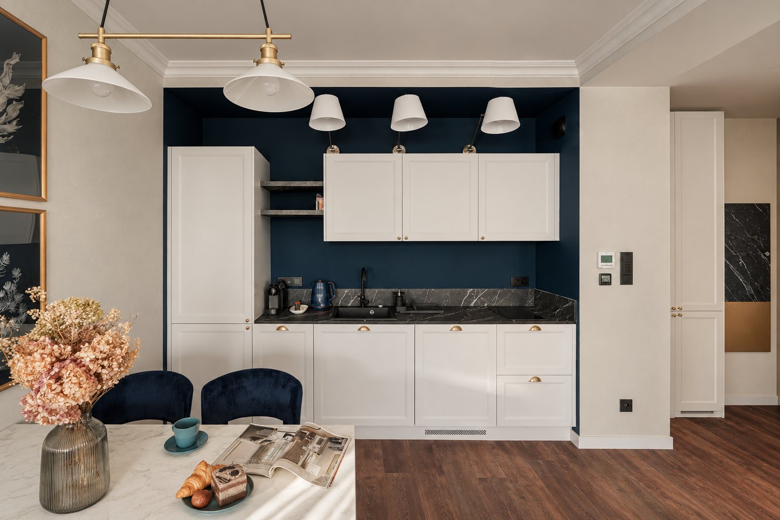 Granatowy aneks kuchenny i stół jadalniany, Apartament w Central Park Mielno