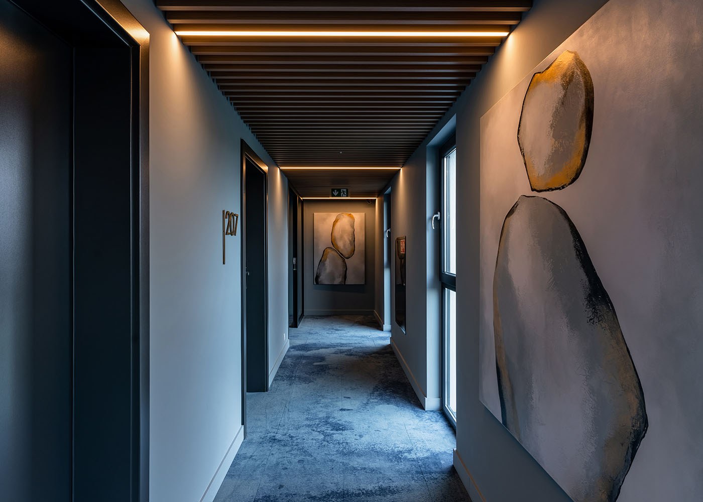 Korytarz apartamentu z miękkim światłem przy drzwiach, Apartamenty Rosa Style