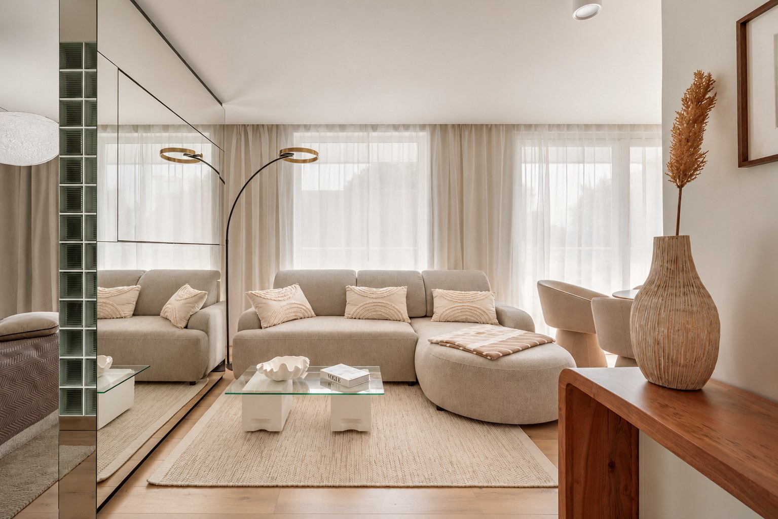 Jasny salon z narożną sofą i dużym przeszkleniem, Apartament Boutique No. 7, Międzyzdroje