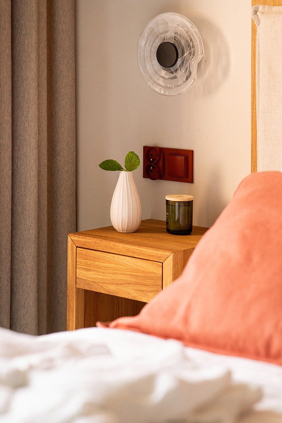 Naturalny detal przy łóżku w ciepłym świetle, Apartament Sea & Woods Star, Międzyzdroje