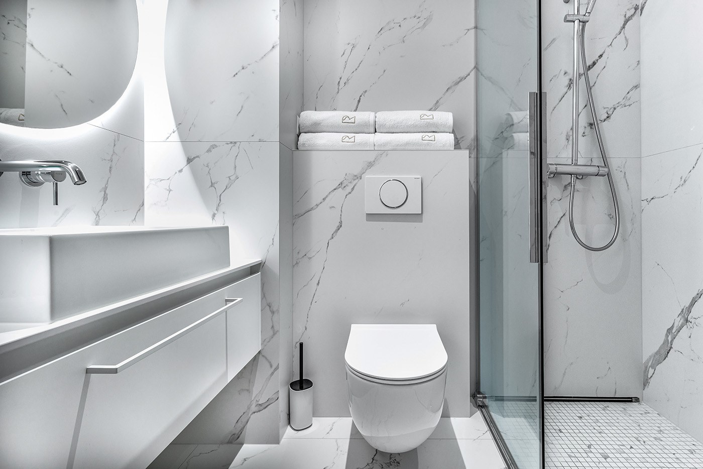 Biała łazienka z umywalką i prysznicem, Apartamenty Rosa Style