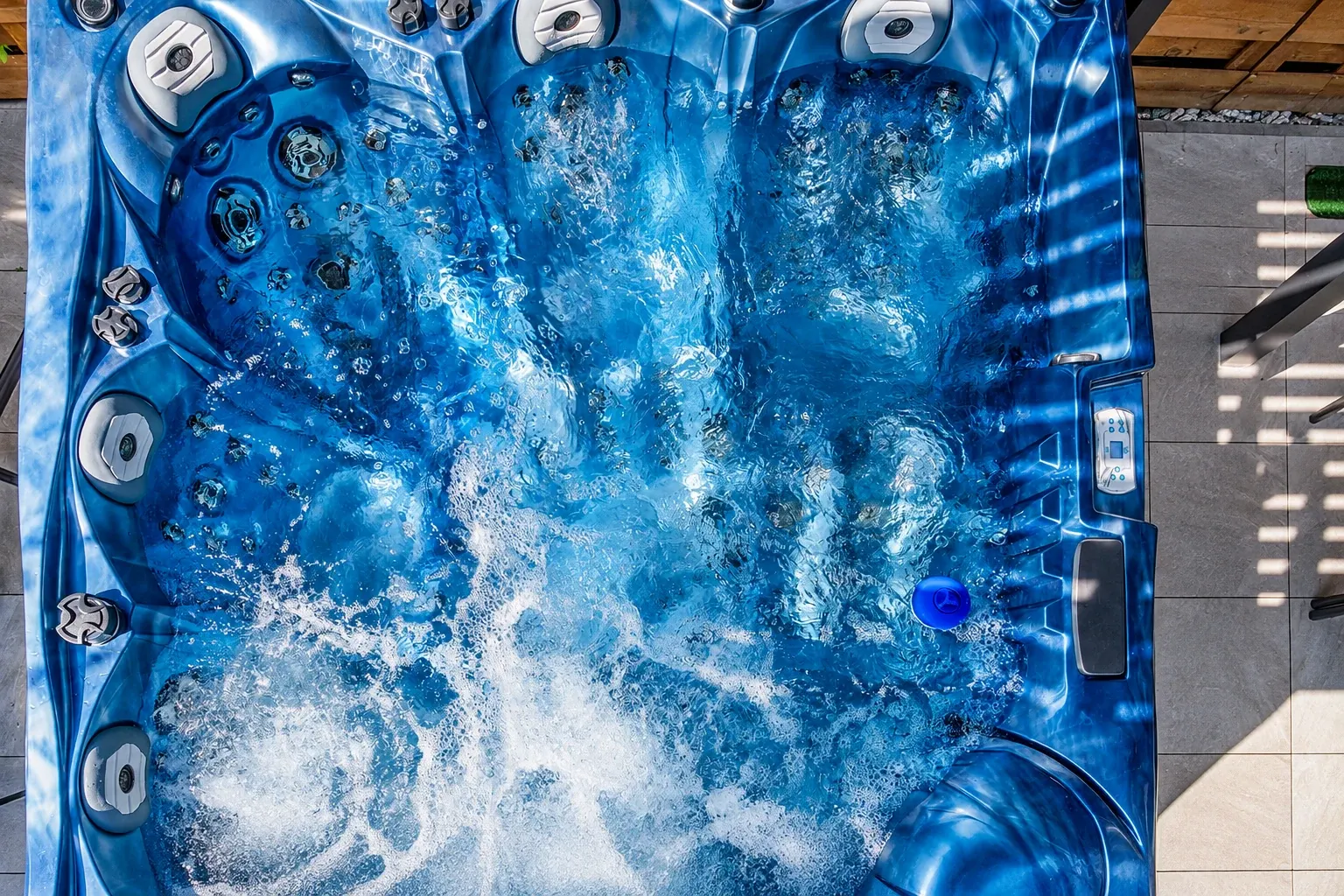 Wypełnione wodą jacuzzi przy domku letniskowym SOL w Trzęsaczu
