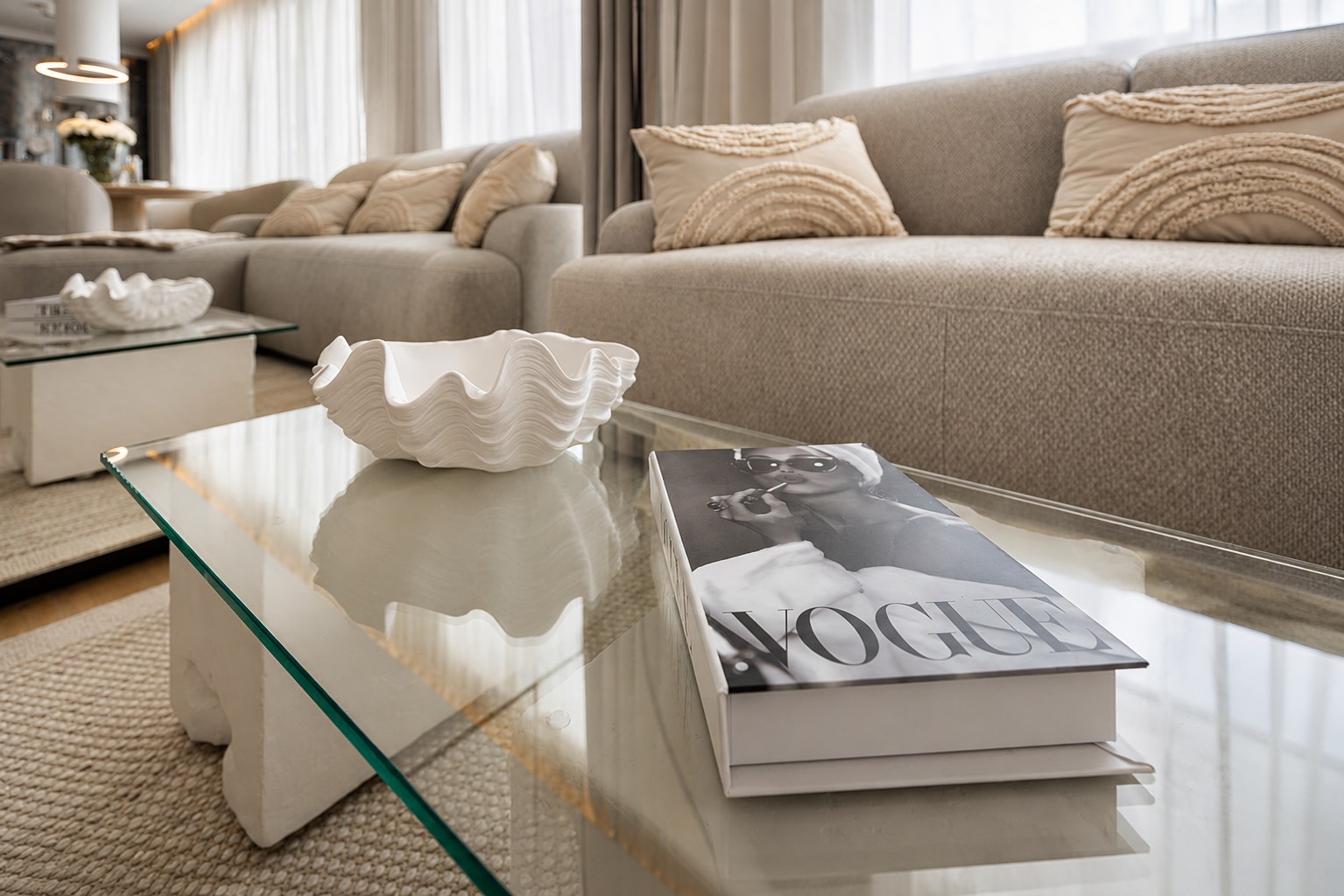 Stolik kawowy z albumem w jasnym salonie, Apartament Boutique No. 7, Międzyzdroje