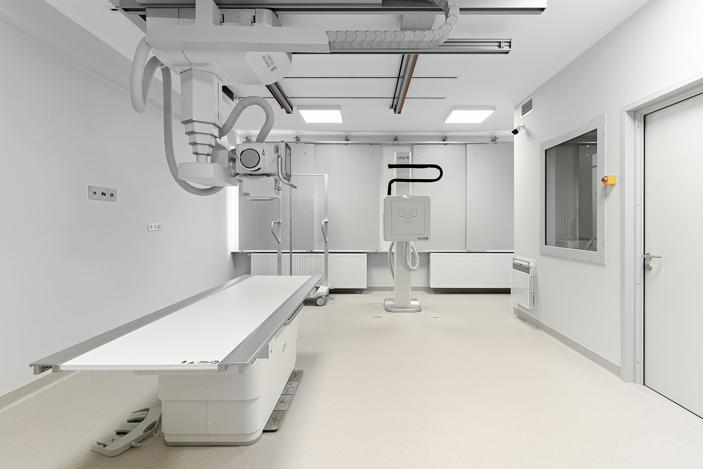 Pełny widok aparatu uDR 780i PRO w jasnej pracowni diagnostycznej