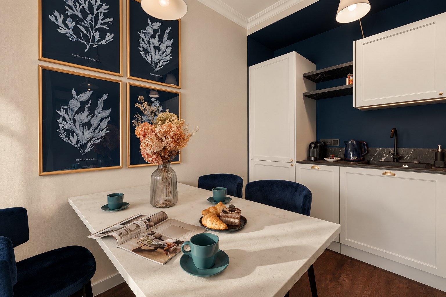 Stół śniadaniowy przy granatowej zabudowie kuchennej, Apartament w Central Park Mielno