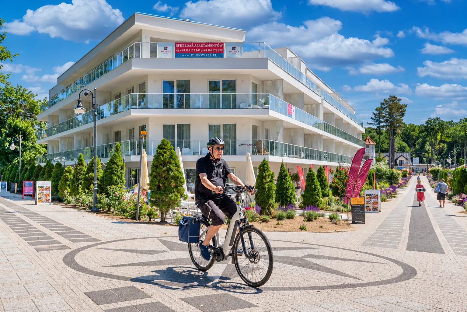 Rowerzysta przejeżdżający przez różę wiatrów na Alei Różanej w Rewalu