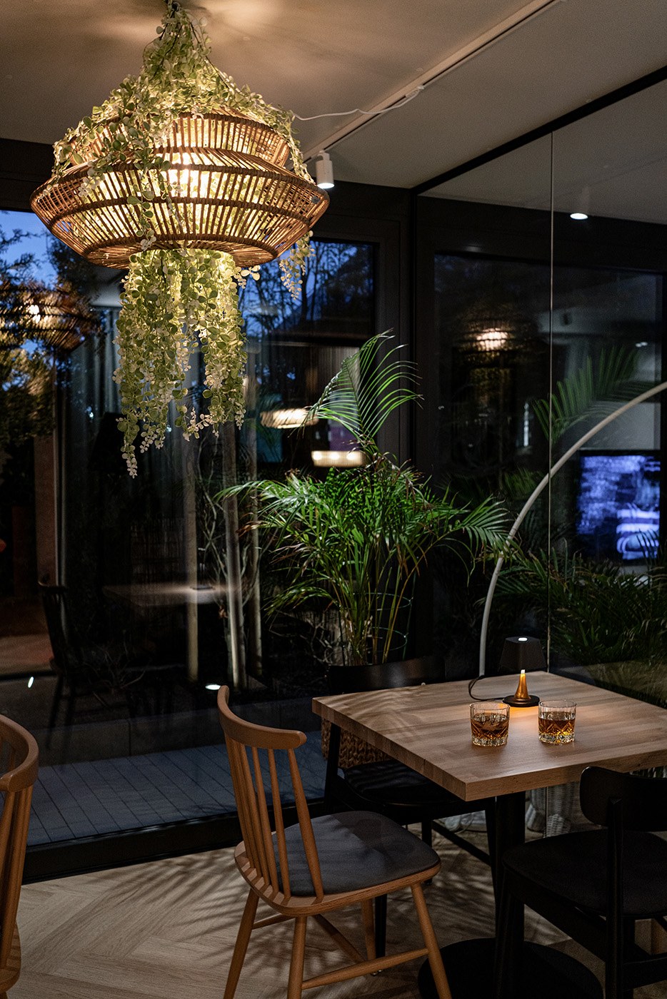 Klatka schodowa i salon z czerwonym akcentem, Apartamenty Rosa Style