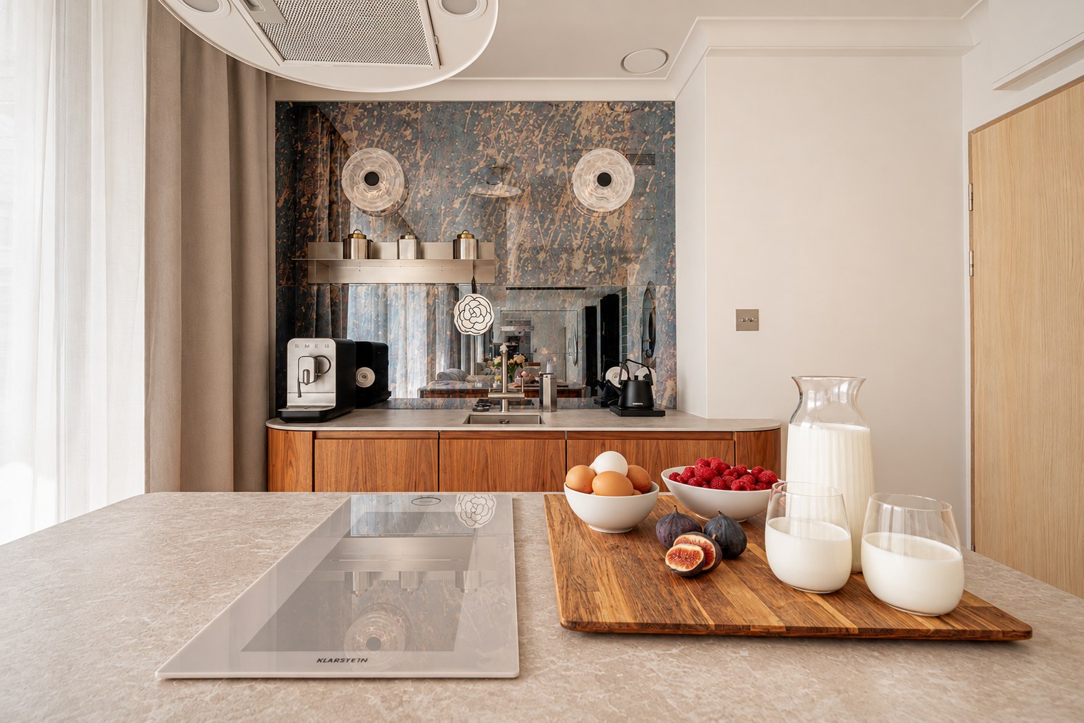 Aneks kuchenny z wyspą i dekoracyjną ścianą, Apartament Boutique No. 7, Międzyzdroje