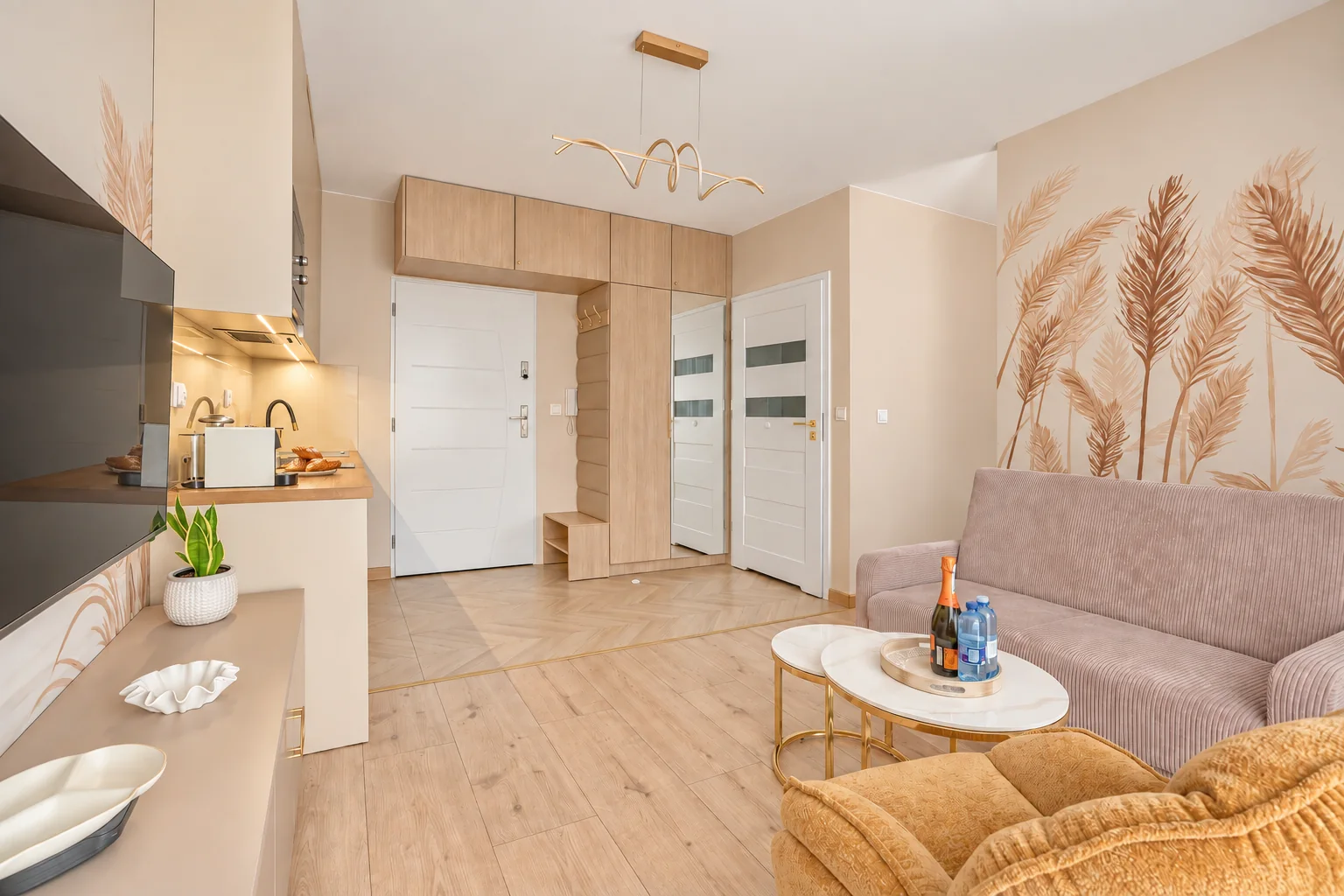 Aneks kuchenny widziany od wejścia w apartamencie Klifowa 22 w Rewalu