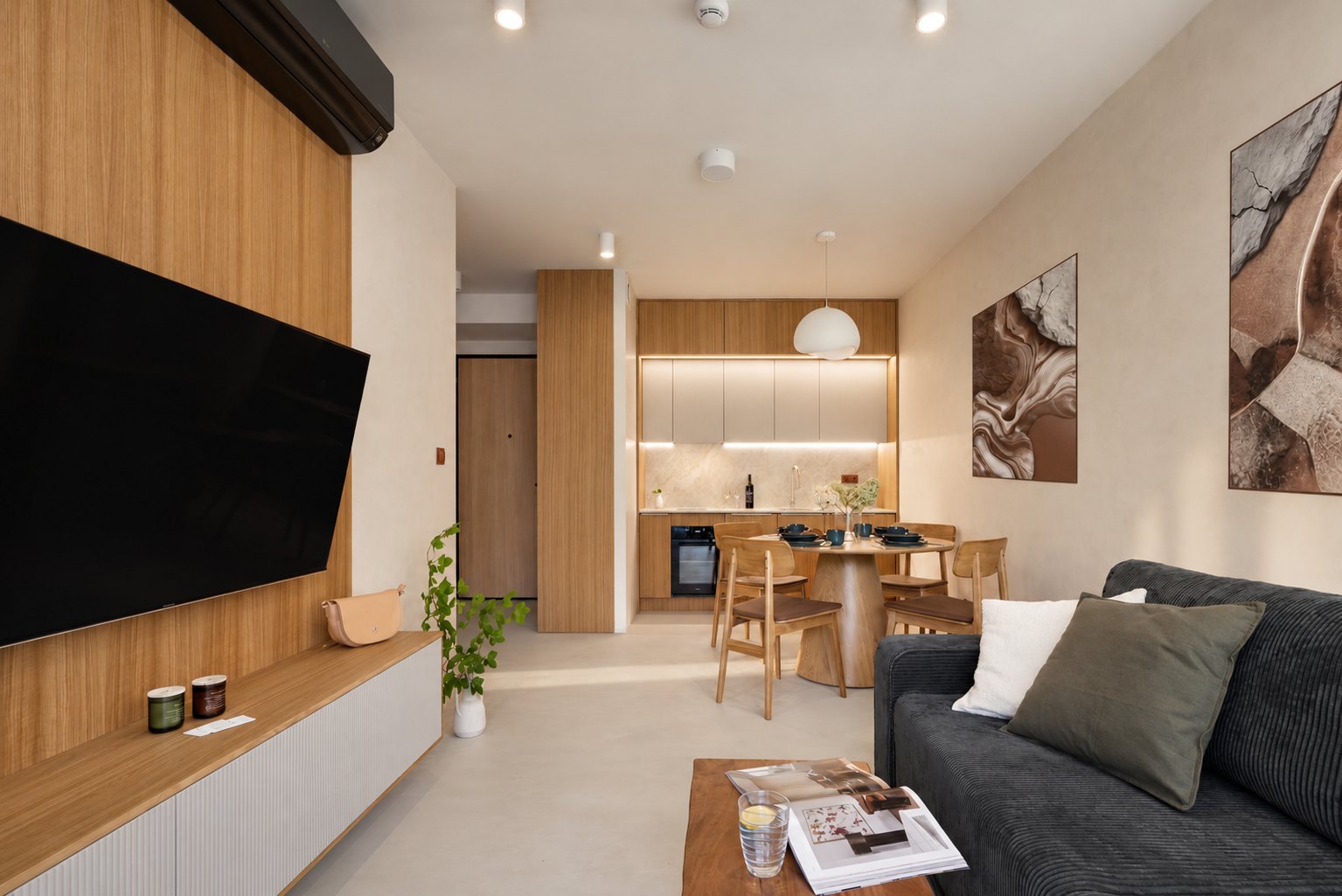 Salon z telewizorem, jasnym drewnem i widokiem na jadalnię, Apartament Sea & Woods Star, Międzyzdroje