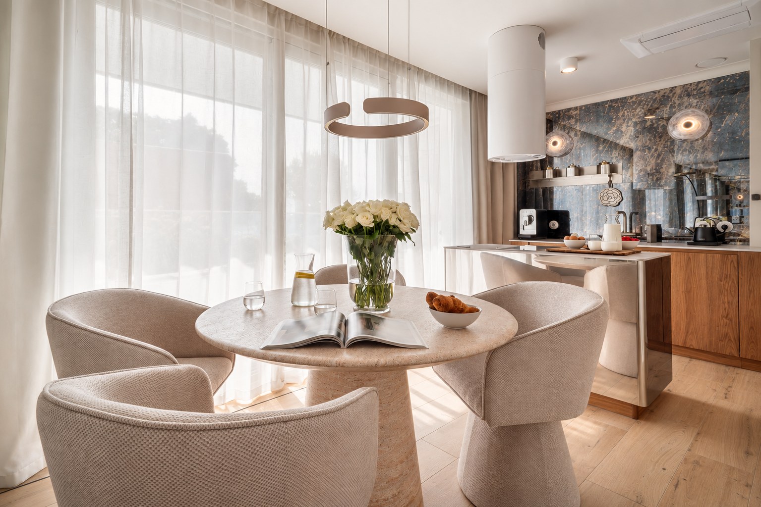 Okrągły stół jadalniany z kwiatami, Apartament Boutique No. 7, Międzyzdroje