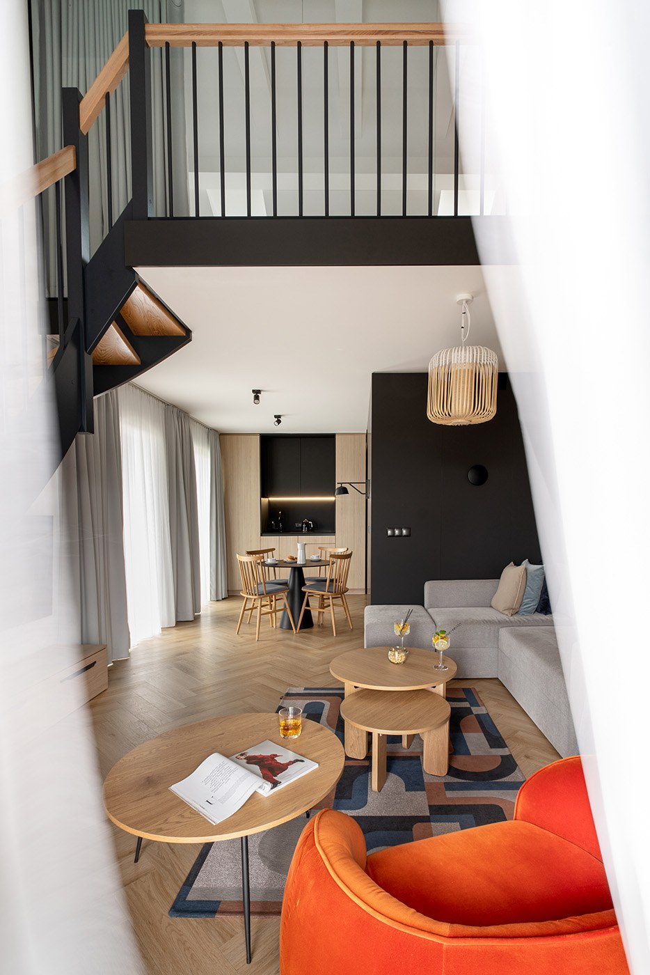 Zbliżenie stołu z napojami i szkłem w restauracyjnej strefie, Apartamenty Rosa Style