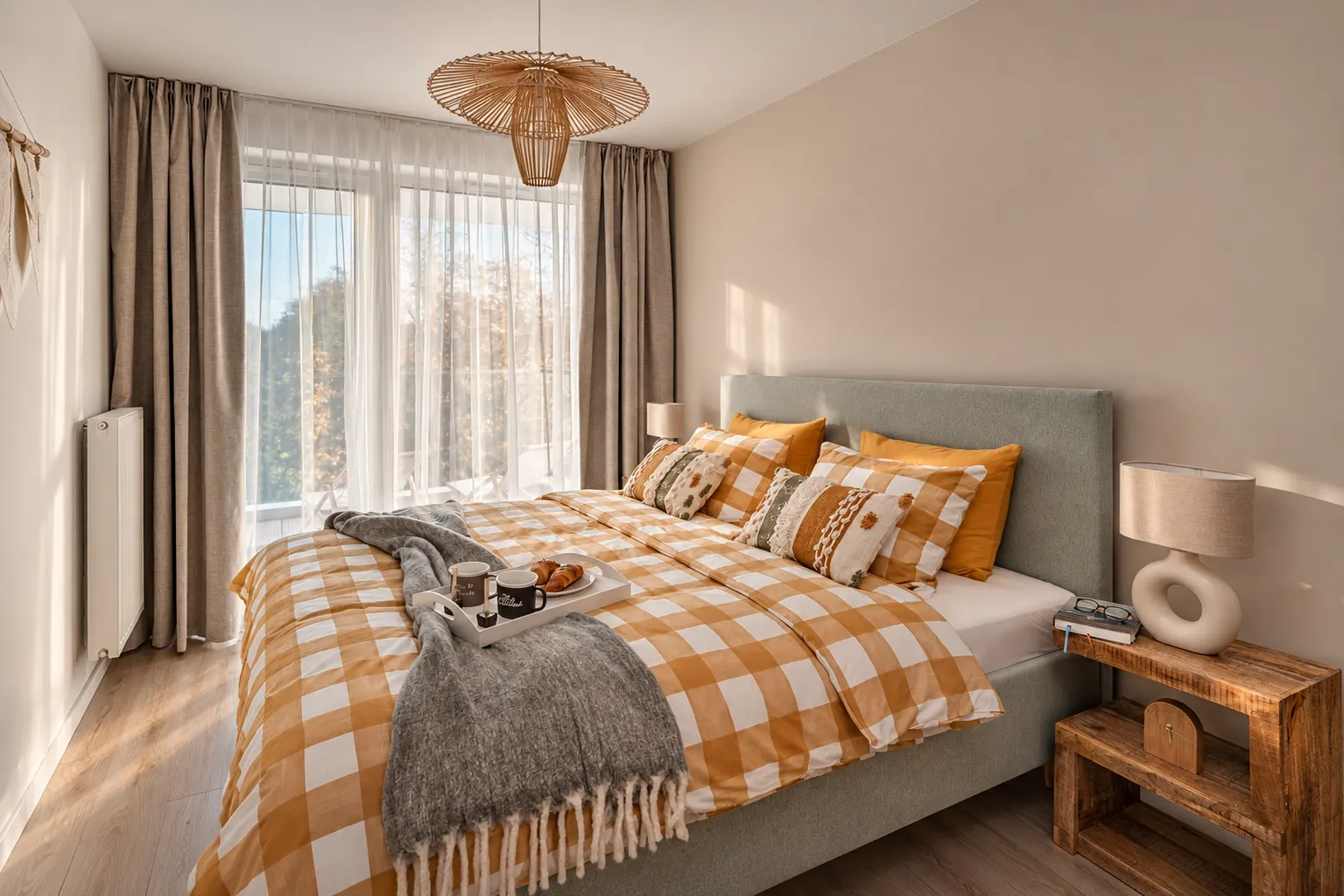 Szeroki kadr sypialni z wiklinową lampą i porannym światłem, Apartament Arena, Kołobrzeg