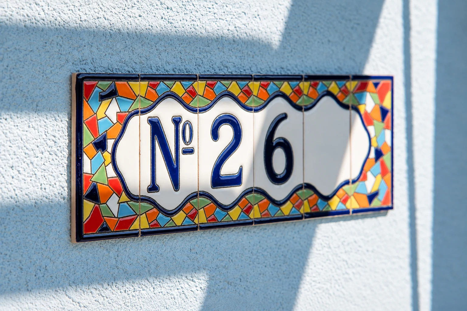 Ceramiczny numer 26 na elewacji domku SOL w Trzęsaczu