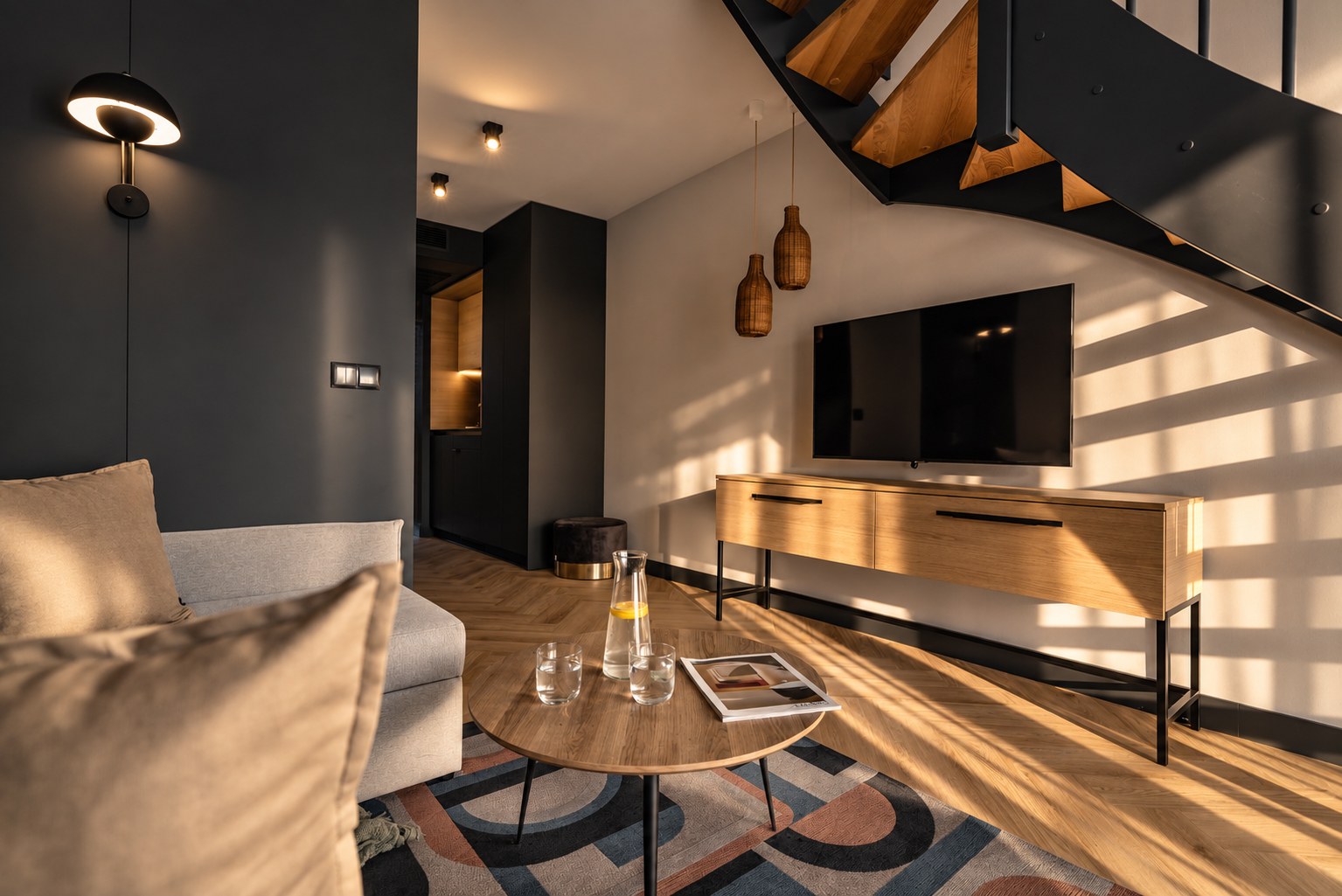 Schody i salon w rytmie drewnianej konstrukcji, Apartamenty Rosa Style