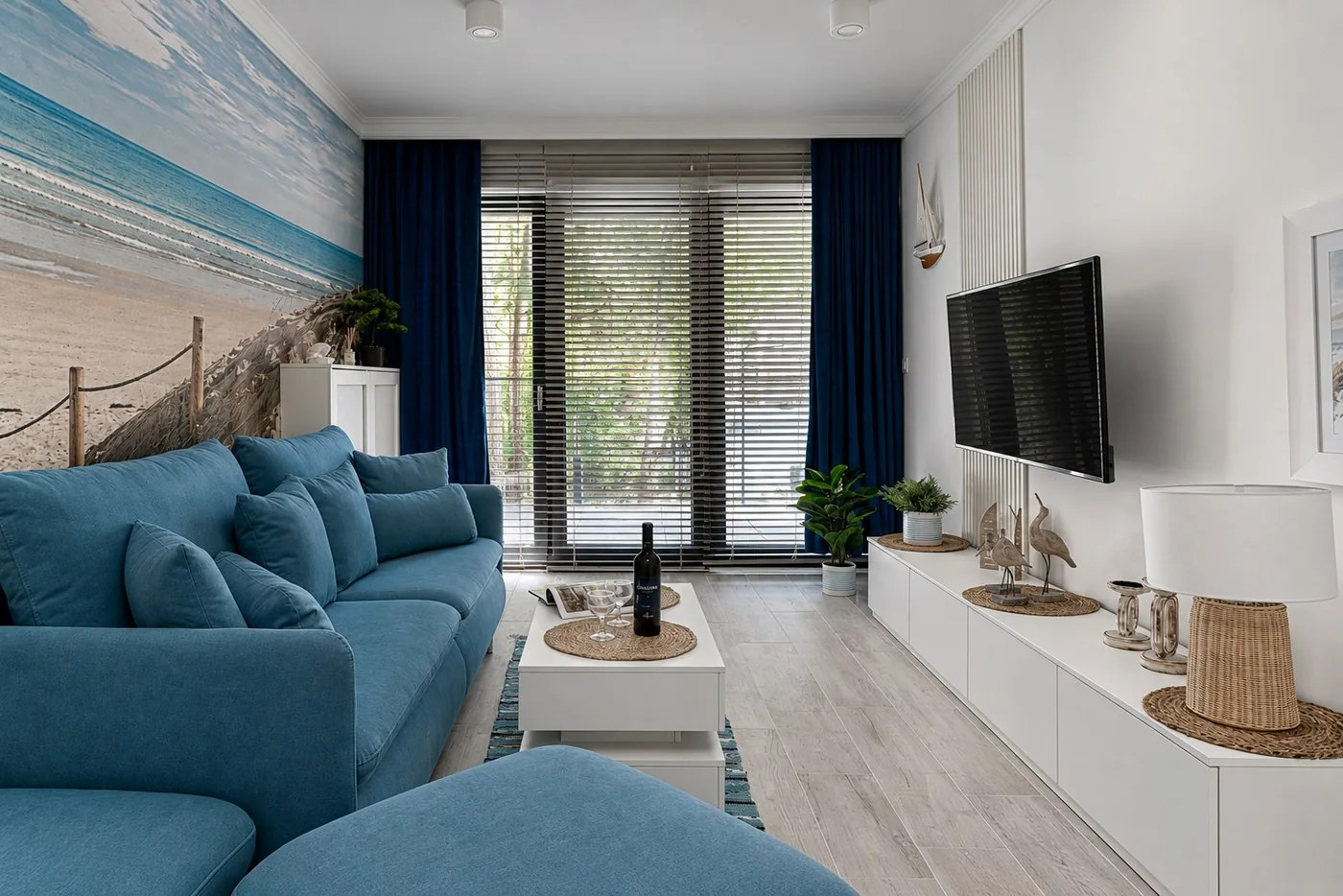 Salon apartamentu Sea & Forest w Międzyzdrojach otwarty na leśny taras