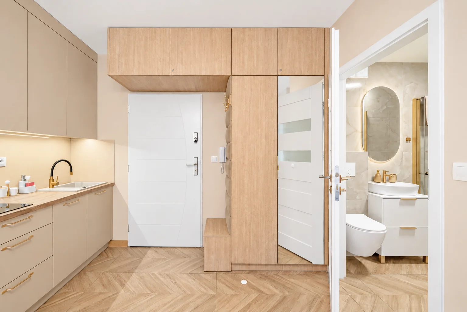 Przejście między wejściem a łazienką w apartamencie Klifowa 22 w Rewalu