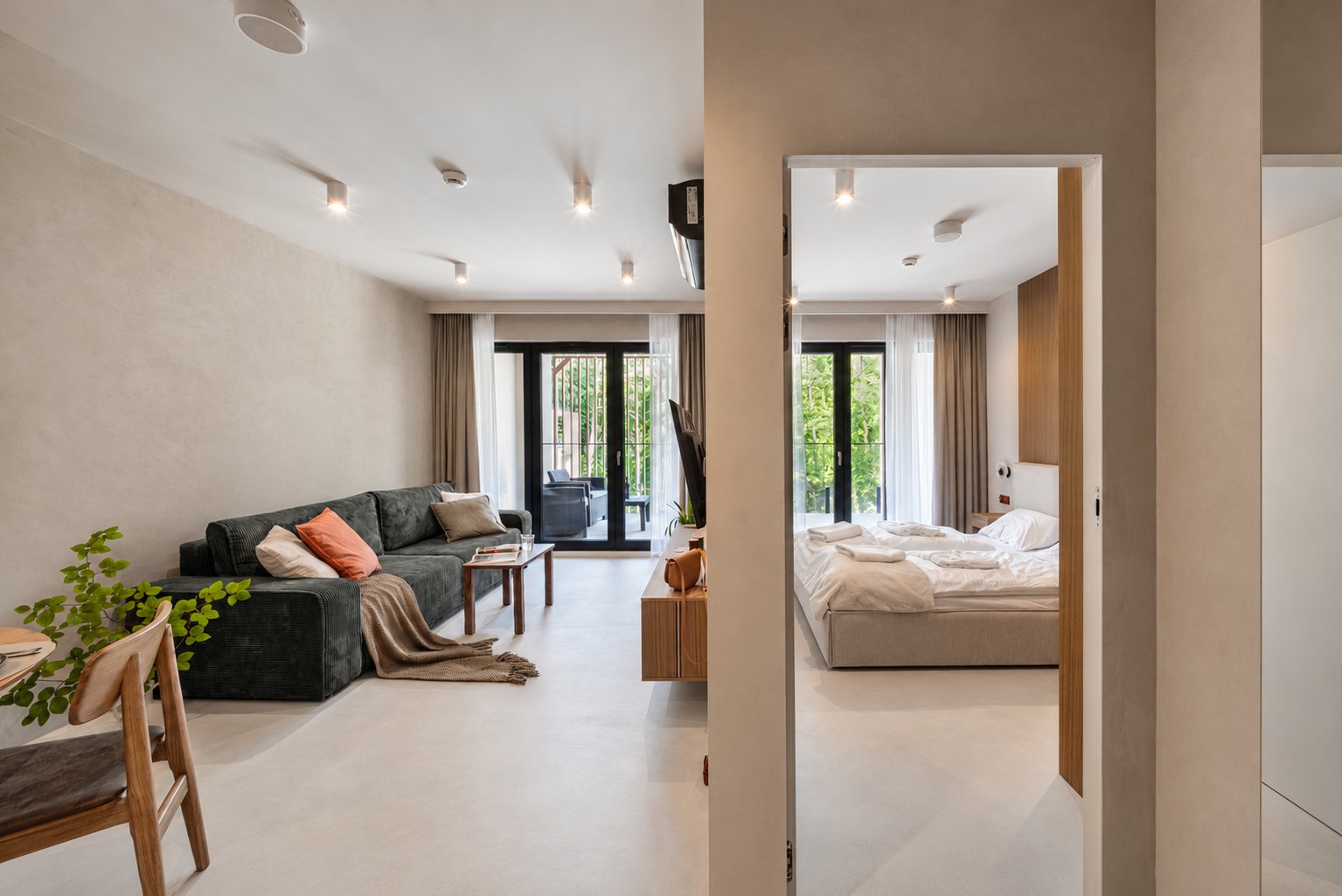 Salon i sypialnia połączone osią widokową, Apartament Sea & Woods Star, Międzyzdroje