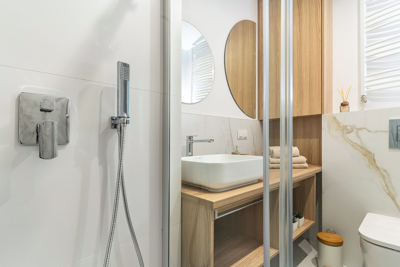 Prysznic i drewniane detale łazienki, Apartament Arena, Kołobrzeg