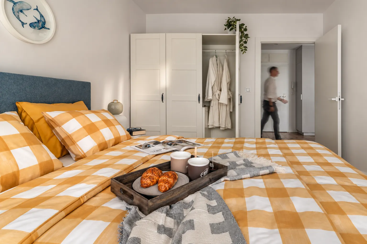 Sypialnia Apartamentu Mar w Kołobrzegu z kolorowymi tekstyliami