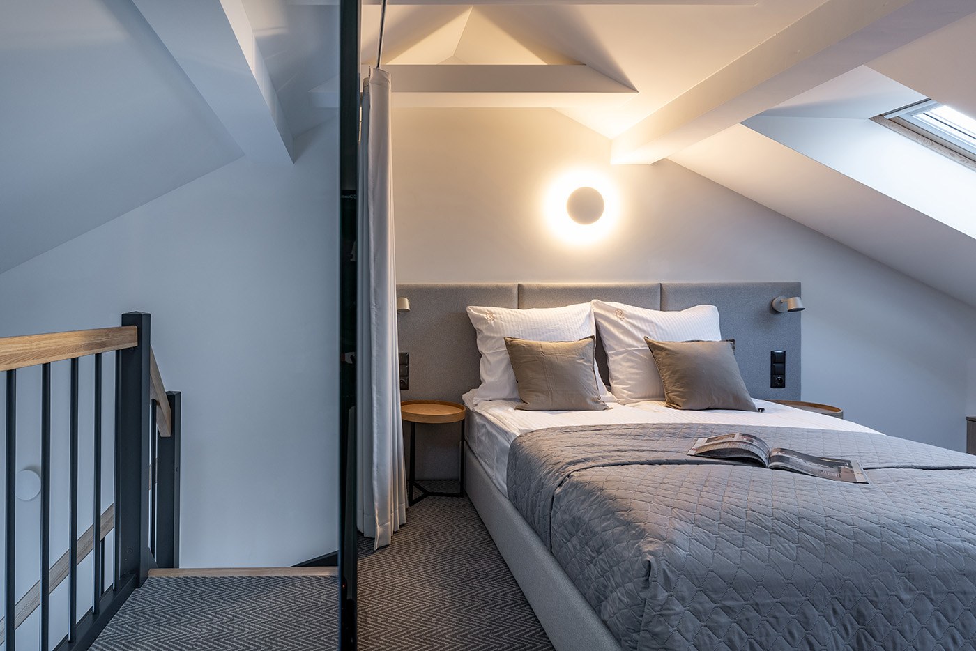Sypialnia z lampką i jasną pościelą, Apartamenty Rosa Style