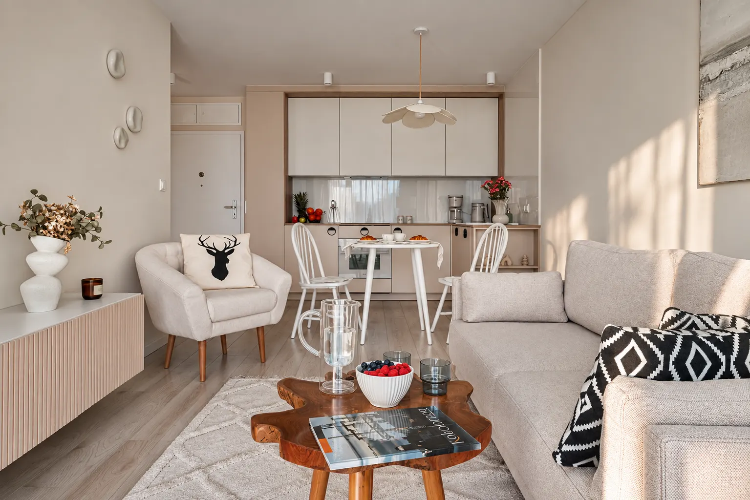 Salon z otwartą kuchnią w naturalnym świetle, Apartament Arena, Kołobrzeg