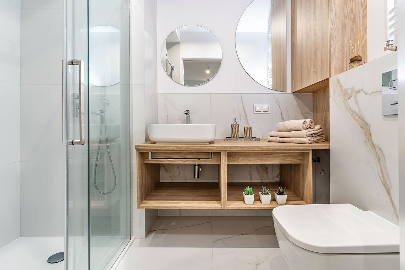 Jasna łazienka z okrągłymi lustrami, Apartament Arena, Kołobrzeg
