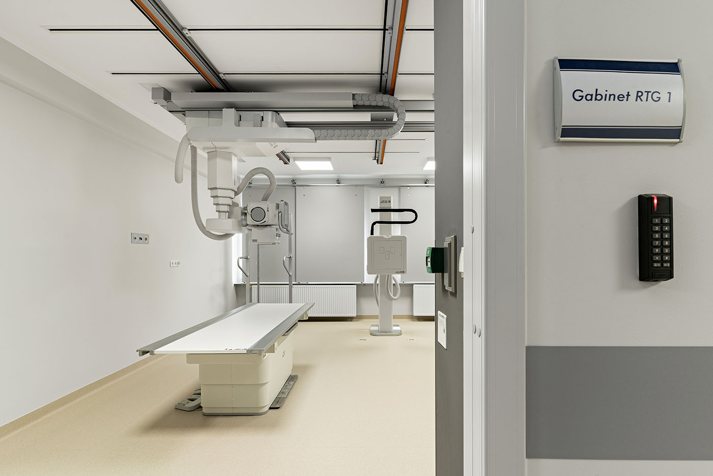 Wejście do gabinetu RTG z widocznym aparatem diagnostycznym