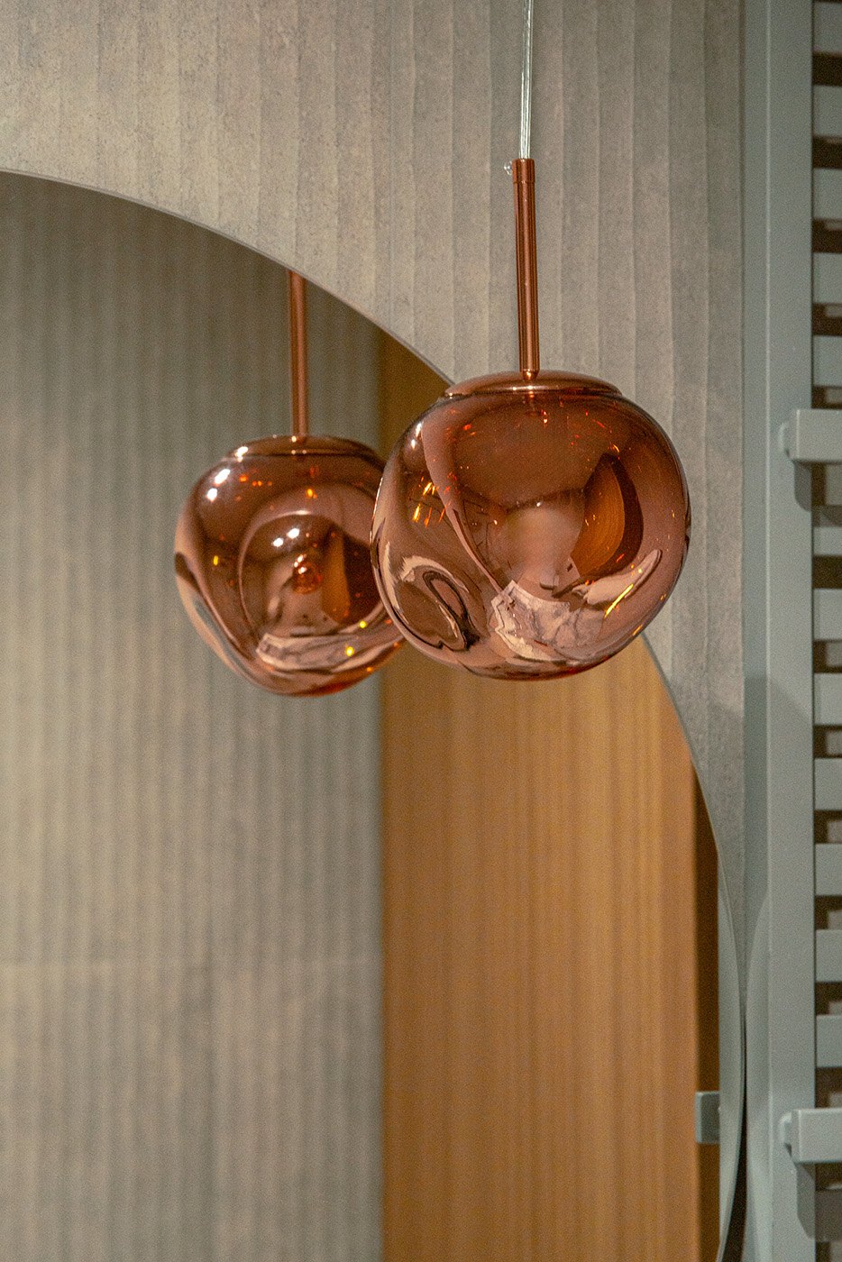 Kompozycja lamp nad marmurowym blatem, Apartament Sea & Woods Star, Międzyzdroje