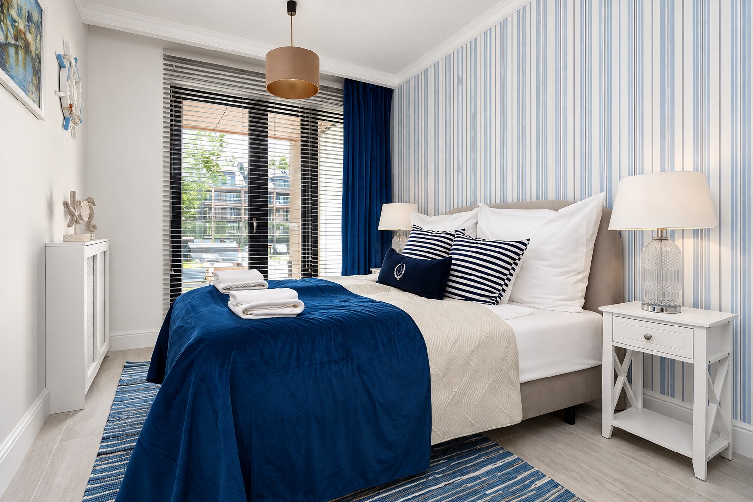 Sypialnia z granatową narzutą i miękkim światłem, Apartament Sea & Forest, Międzyzdroje