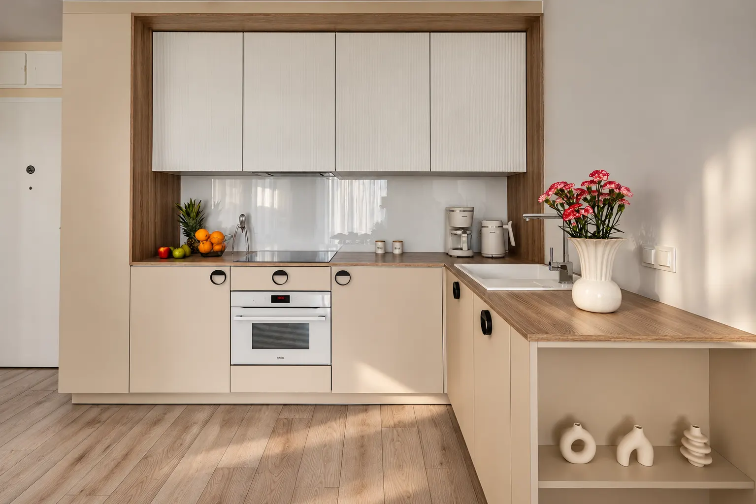 Kuchnia w palecie drewna i bieli, Apartament Arena, Kołobrzeg