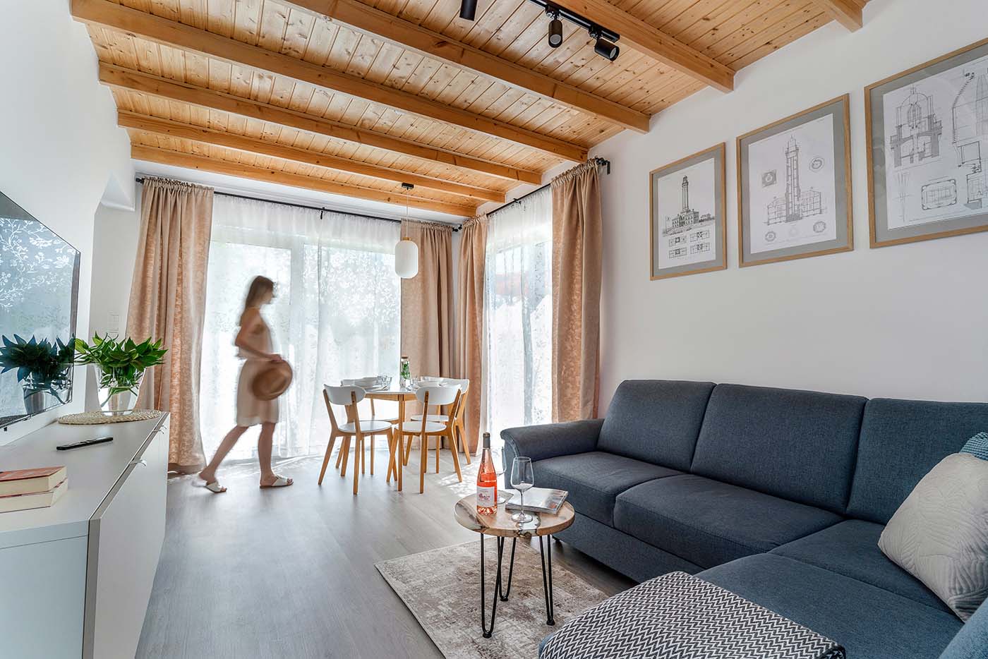Salon z osobą w ruchu przy stole, Domki Morze Ciszy, Dziwnów