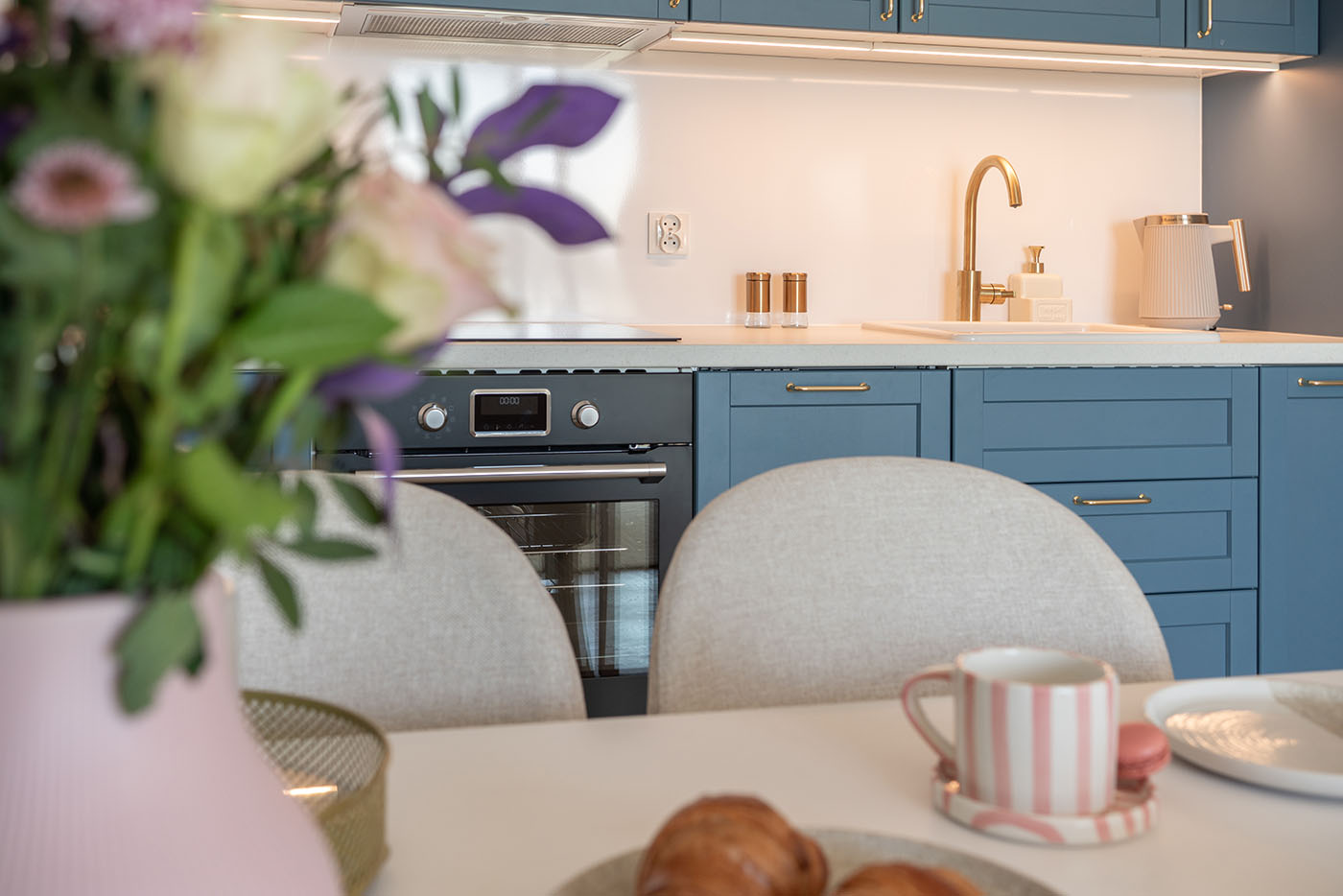 Stalowobłękitna kuchnia ze złotymi uchwytami, Apartament Okopowa 7, Kołobrzeg