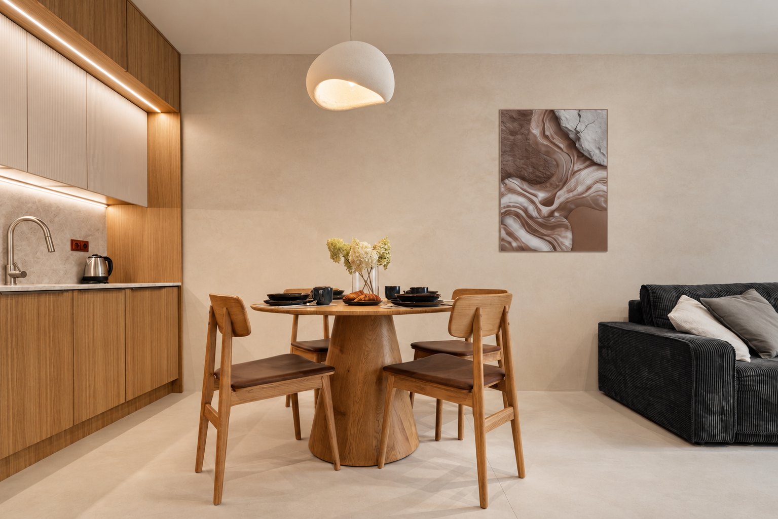 Stół z krzesłami i obrazem w Apartamencie Sea & Woods Star w Międzyzdrojach