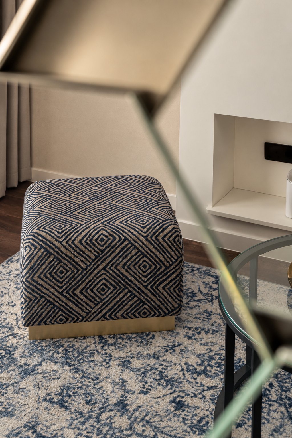 Detal tapicerowanego fotela i dywanu, Apartament w Central Park Mielno