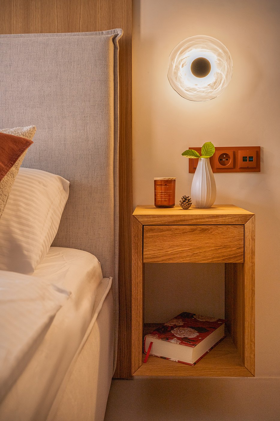 Szafka nocna z lampą i terakotowym detalem, Apartament Sea & Woods Star, Międzyzdroje
