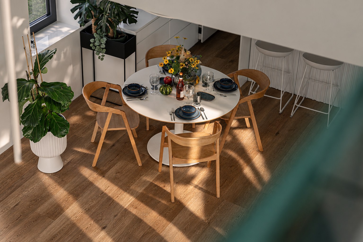 Salon domu jednorodzinnego w Szczecinie w naturalnym świetle dziennym