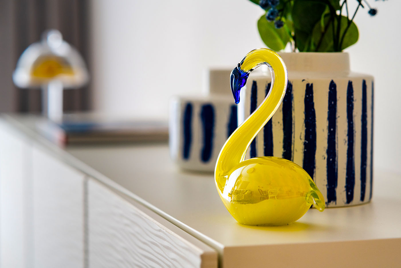 Żółty ceramiczny detal w słońcu, Apartament Mar, Kołobrzeg