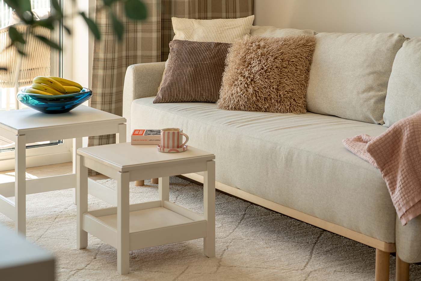 Detal sofy i stolika kawowego, Apartament Okopowa 7, Kołobrzeg