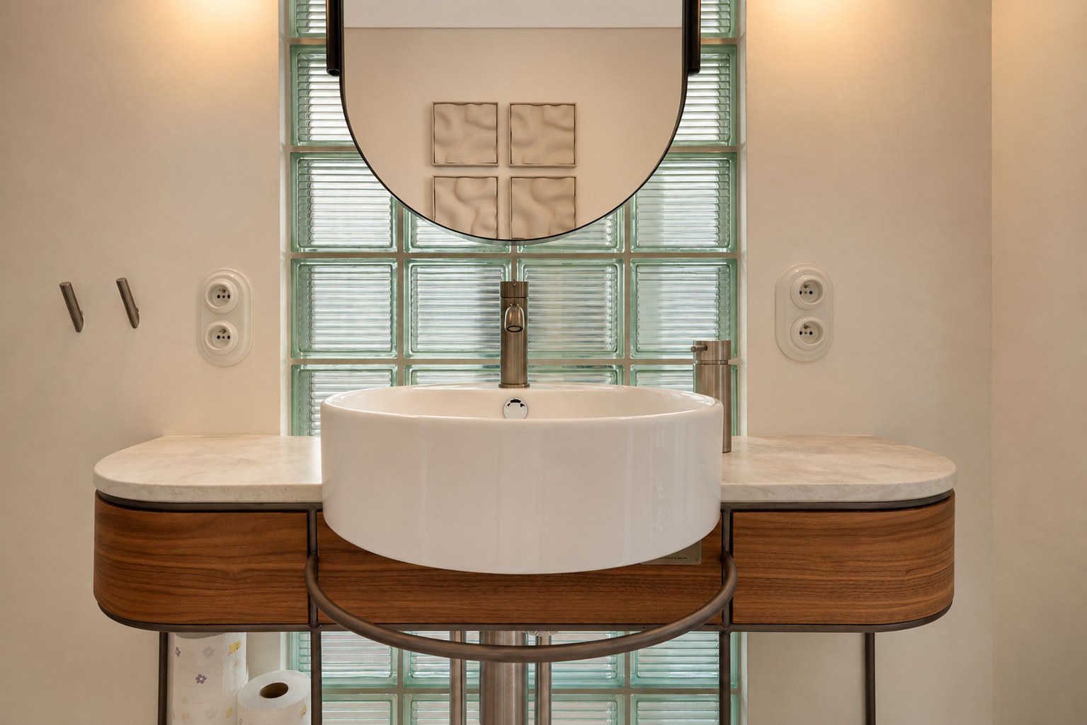 Umywalka w łazience z drewnianą szafką, Apartament Boutique No. 7, Międzyzdroje
